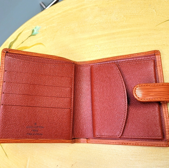 LV Epi Texture Wallet - Picture 2 of 3